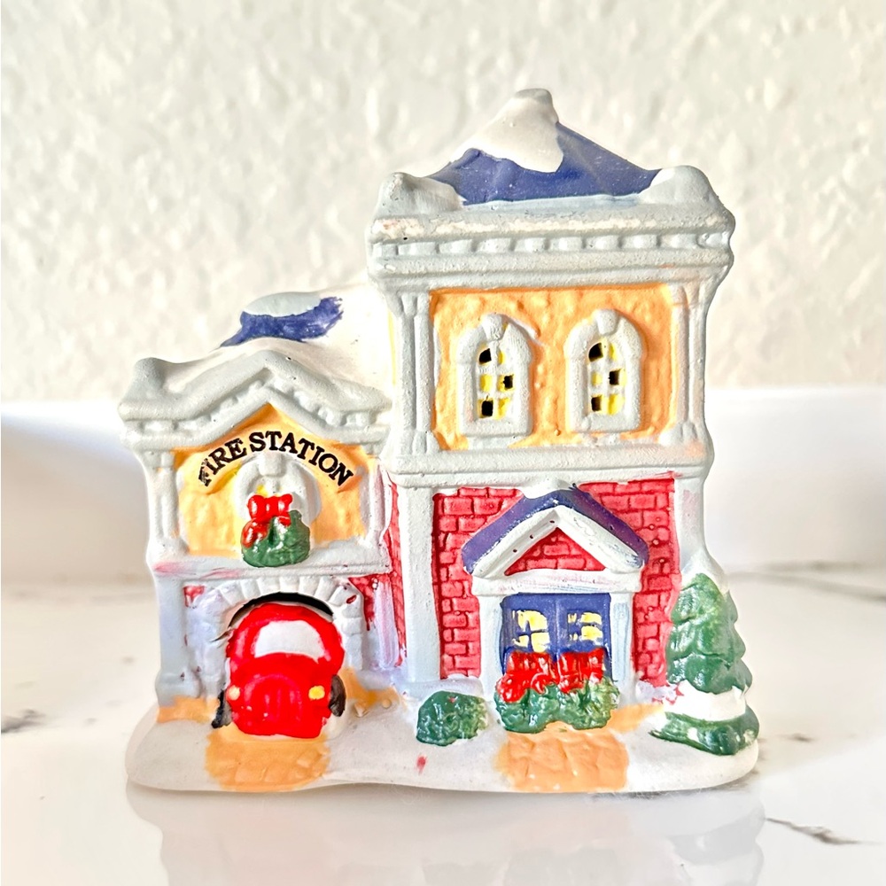 VINTAGE HOLIDAY TIME MINI HOUSE CHRISTMAS FIRE STATION BLDG